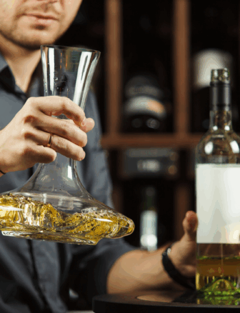 Decantar ou não decantar o vinho? Entenda quando e por que usar o decanter