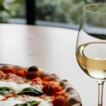 Como escolher o vinho ideal para cada tipo de pizza